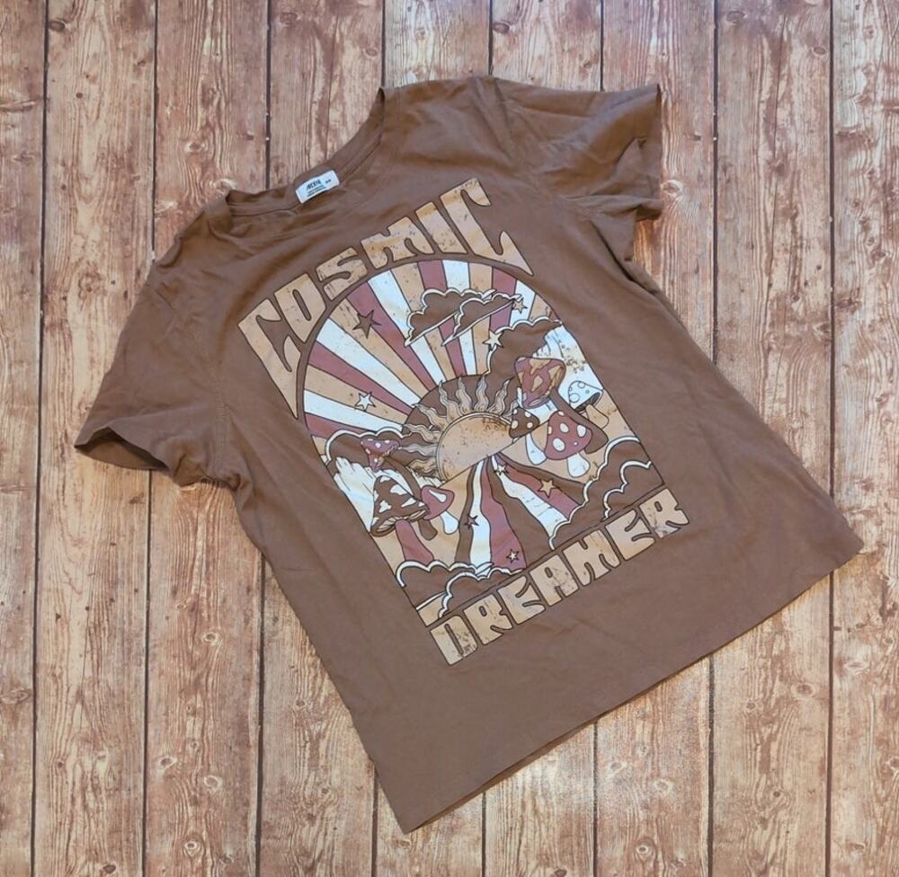 Ardene Brown "Cosmic Dreamer" Short Sleeve Graphic T-Shirt in Size M